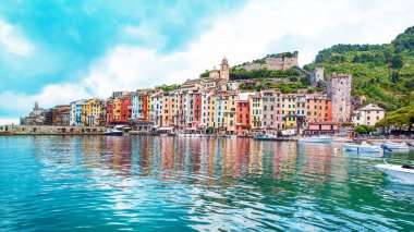 Limanın büyülü manzarası Porto Venere, İtalya, Liguria 'da renkli evlerle dolu.