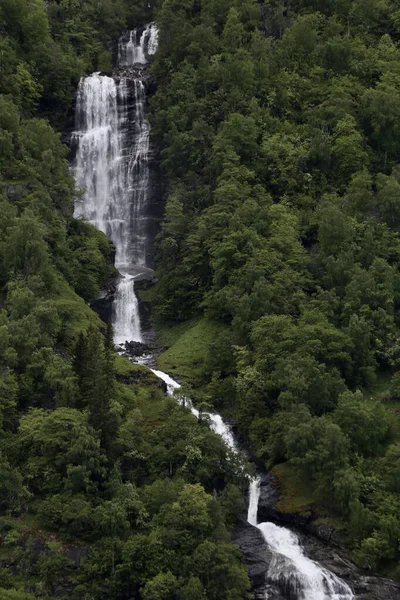 ノルウェーのフィヨルドの滝 — ストック写真