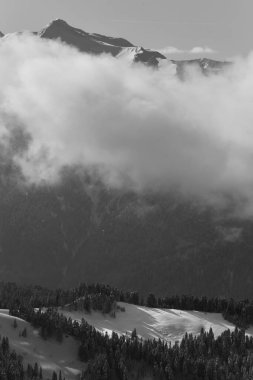 Dünya ve gökyüzü arasındaki bulutlar 