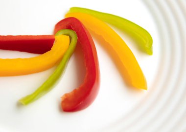 Bulgar kırmızı yeşil biber dilimleri beyaz tabakta