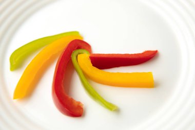 Bulgar kırmızı yeşil biber dilimleri beyaz tabakta