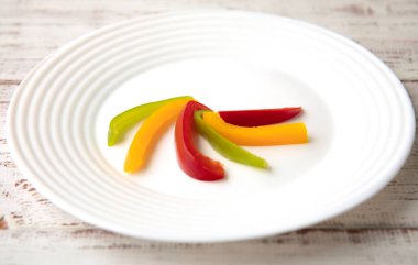 Bulgar kırmızı yeşil biber dilimleri beyaz tabakta