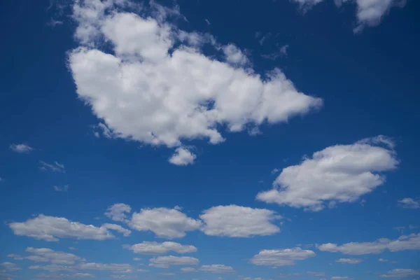 Mavi gökyüzü ve beyaz bulutlar