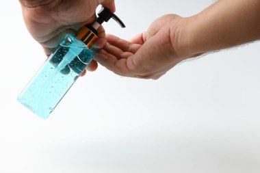 El yıkama için alkol jeline basın. Antibakteriyel ve beyaz arka planda virüsü önlemek için..