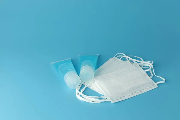 Alkol Jeli Şişeleri Mavi Arka Planda Beyaz Tıbbi Maskeli Dezenfektanı — Stok fotoğraf