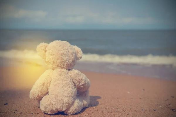 Одинокий Плюшевий Ведмідь Сидить Пляжі Сам Дивиться Море Зображення Вінтажного — стокове фото
