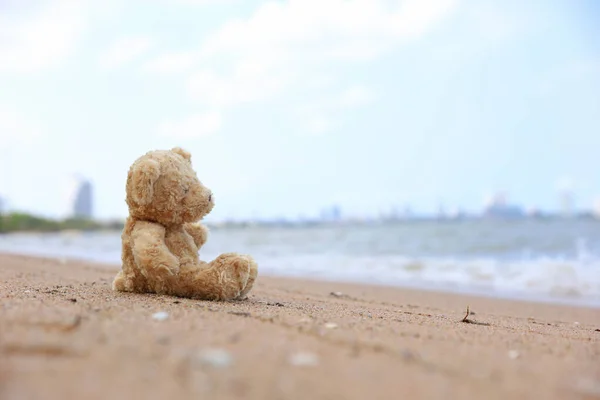 Один Плюшевий Ведмідь Сидячи Пляжі Дивиться Море Почувається Самотньою — стокове фото