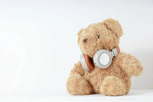 Solo Oso Peluche Marrón Sentado Madera Blanca Con Auriculares Fondo —  Fotos de Stock