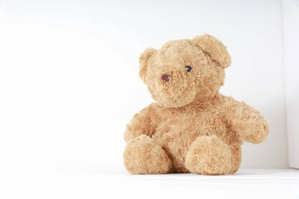 Flauschiger Brauner Teddybär Isoliert Auf Weißem Hintergrund — Stockfoto