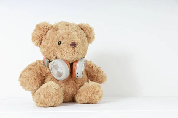 Single Brown Teddy Bear Sitting White Wooden Headphone White Backgound — Stock Photo, Image