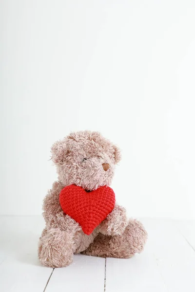 Teddybär Mit Rotem Herz Auf Weißem Holz Konzept Liebe Valentinstag — Stockfoto