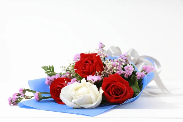 Букет Троянд Білому Дереві Простором Копіювання День Валентинки Концепції — стокове фото