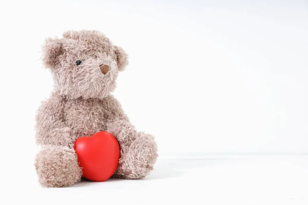 Teddybär Mit Rotem Herz Auf Weißem Hintergrund Konzept Liebe Valentinstag — Stockfoto