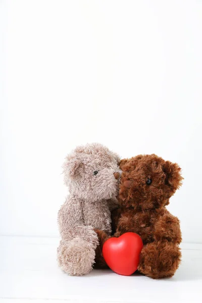 Beyaz Arka Planda Kırmızı Kalpli Iki Oyuncak Ayı Aşk Kavramı — Stok fotoğraf