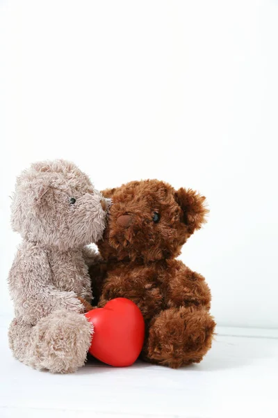 Два Плюшевых Медведя Красным Сердцем Белом Фоне Концепция Любви День — стоковое фото
