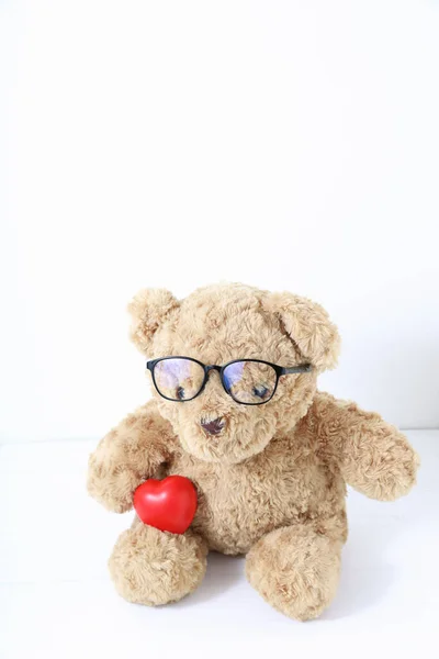 Urso Pelúcia Marrom Usando Óculos Com Coração Vermelho Fundo Branco — Fotografia de Stock