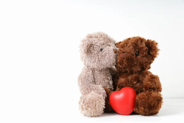 Dos Osos Peluche Con Corazón Rojo Sobre Fondo Blanco Concepto —  Fotos de Stock