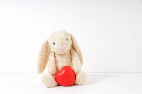Коричневая Кроличья Кукла Сидит Красным Сердцем Белом Фоне — стоковое фото