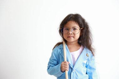 Asyalı kız gözlük takıyor beyaz arka planda izole edilmiş takım elbiseler giyiyor..