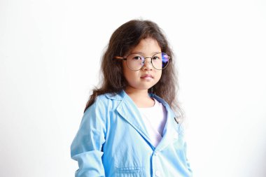 Asyalı kız gözlük takıyor beyaz arka planda izole edilmiş takım elbiseler giyiyor..