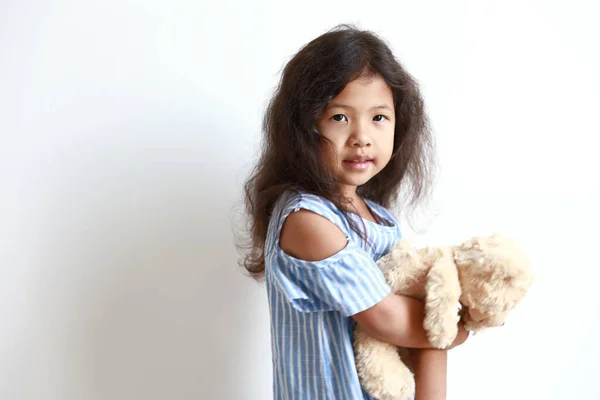 Mädchen Halten Teddybär Isoliert Sie Steht Auf Weißem Hintergrund — Stockfoto