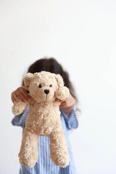 Mädchen Schickte Einen Teddybär Isoliert Sie Steht Auf Weißem Hintergrund — Stockfoto