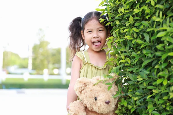 Asia Kind Mädchen Stehen Lächeln Umarmte Einen Teddybär Park — Stockfoto