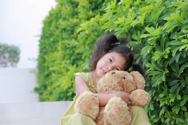 Asia Mädchen Sitzt Auf Dem Boden Und Umarmt Einen Teddybär — Stockfoto