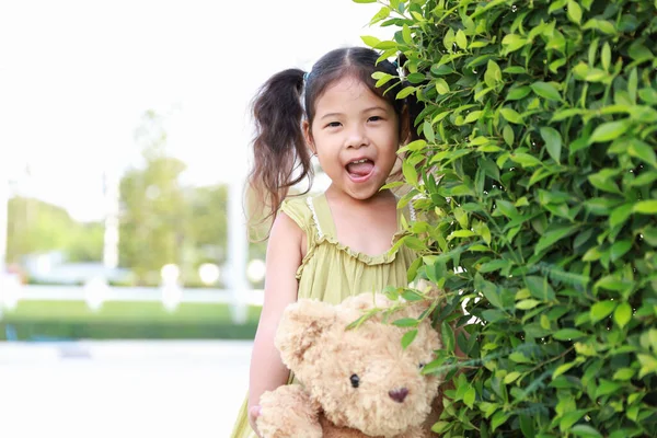 Asia Kind Mädchen Stehen Lächeln Umarmte Einen Teddybär Park — Stockfoto