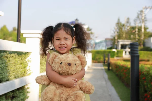 Asia Kind Mädchen Stehen Lächeln Umarmte Einen Teddybär Park — Stockfoto