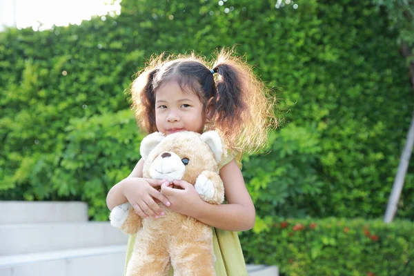 Asia Kind Mädchen Stehen Umarmt Einen Teddybär Park — Stockfoto