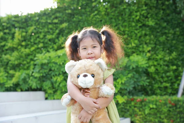 Asia Kind Mädchen Stehen Umarmt Einen Teddybär Park — Stockfoto
