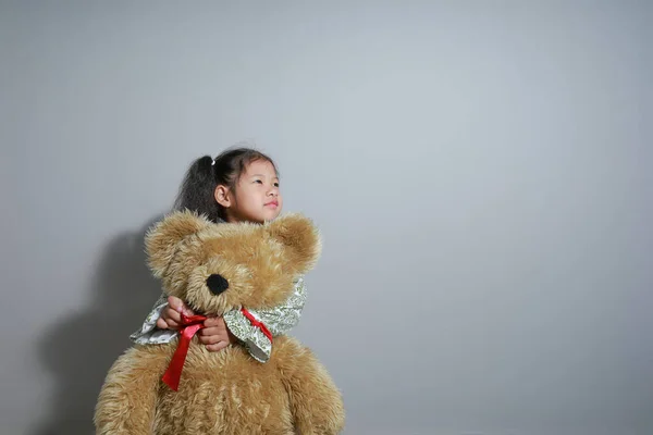 Asiatische Kind Mädchen Stehend Lächelt Glücklich Umarmung Großen Teddybär Grauer — Stockfoto