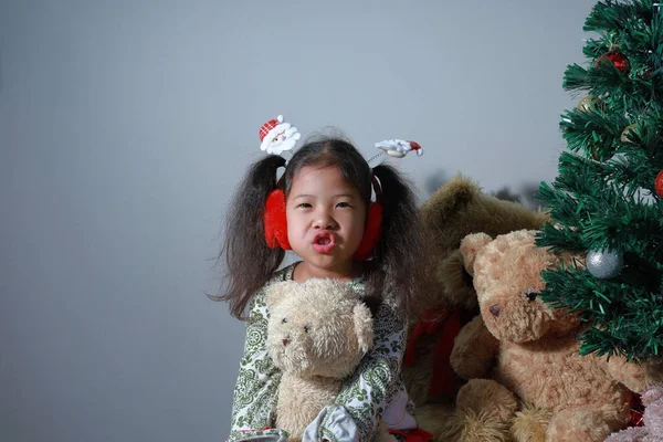 Asiatische Kind Mädchen Lächelt Glücklich Umarmung Braunen Teddybär Mit Weihnachtsbaum — Stockfoto