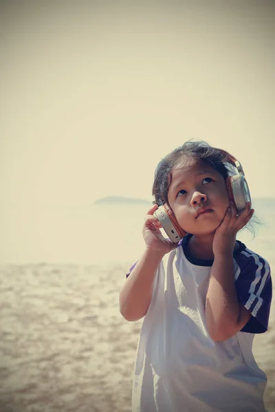 Çocuk Kulaklıkla Müzik Dinliyor — Stok fotoğraf