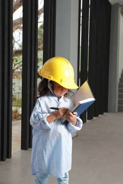 Crianças Conceito Educação Menina Ásia Posando Engenheiros Vestido Com Livro — Fotografia de Stock