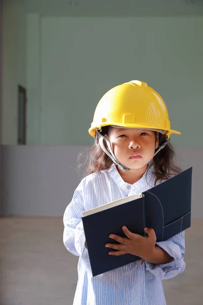 Conceito Educação Menina Ásia Posando Engenheiros Vestido Com Livro Segurando — Fotografia de Stock