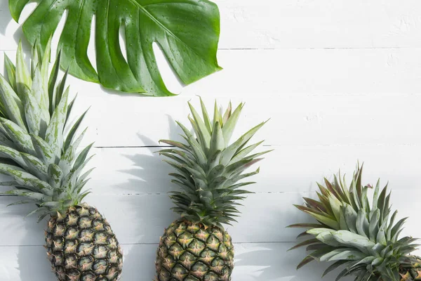 Piñas Con Hojas Monstera Sobre Fondo Blanco Madera — Foto de Stock