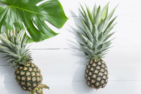 Piñas Con Hojas Monstera Sobre Fondo Blanco Madera — Foto de Stock