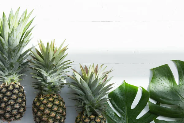 Piñas Con Hojas Monstera Sobre Fondo Blanco Madera Copiar Espacio — Foto de Stock