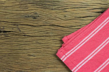 Eski ahşap arka planda kırmızı peçete. metin için kopyalama alanı ile.