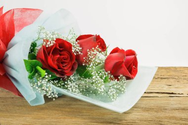 Sevgililer günü, sembol aşkı, ahşap masada kırmızı güller. metin için kopyalama alanı ile.