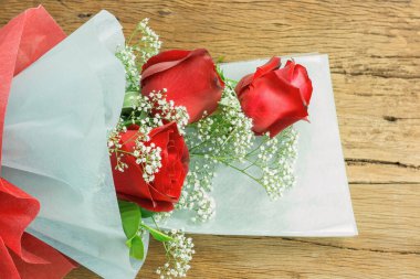 Sevgililer günü, sembol aşkı, ahşap masada kırmızı güller. metin için kopyalama alanı ile.