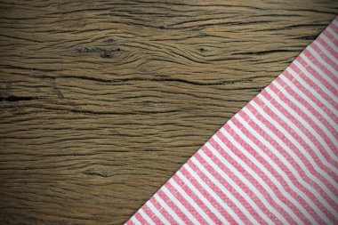 Eski ahşap arka planda beyaz peçete kırmızıya dönüyor. metin için kopyalama alanı ile.