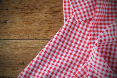 Arka plan için eski ahşap dokuya kırmızı ve beyaz masa örtüsü. Metin için kopyalama alanı ile.