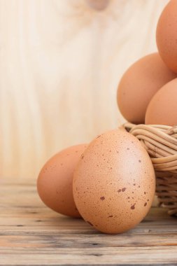 Tahta masada taze tavuk yumurtası. Metin yazmak için kopyalama alanı ile.