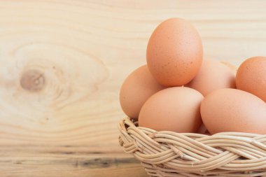 Tahta masada taze tavuk yumurtası. Metin yazmak için kopyalama alanı ile.