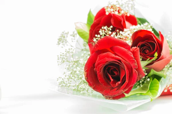 Κόκκινο Μπουκέτο Τριαντάφυλλα Λευκό Φόντο Ημέρα Του Αγίου Βαλεντίνου Έννοια — Φωτογραφία Αρχείου