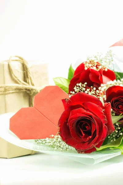 Ramo Rosas Rojas Con Corazón Rojo Papel Caja Regalo Sobre —  Fotos de Stock