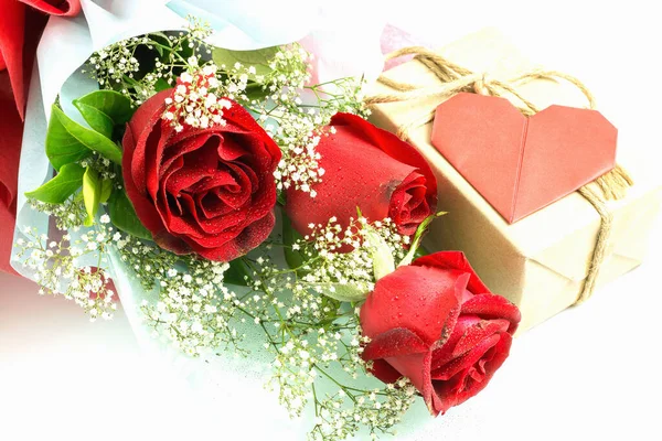 Ramo Rosas Rojas Con Corazón Rojo Papel Caja Regalo Sobre — Foto de Stock